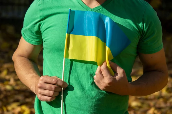 Pequena Bandeira Amarela Azul Ucrânia Nas Mãos — Fotografia de Stock