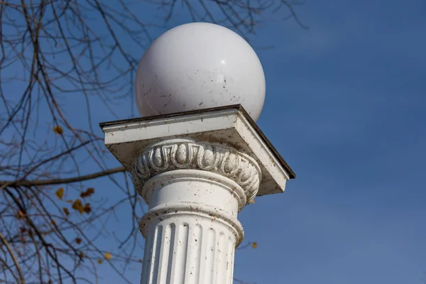Linterna Blanca Sobre Una Columna Antigua Parque —  Fotos de Stock