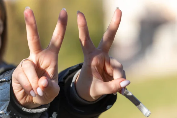 Das Mädchen Zeigt Eine Fingergeste Die Den Sieg Symbolisiert — Stockfoto