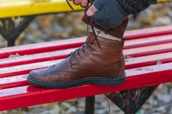 Homem Está Amarrando Cadarços Sapatos Castanhos — Fotografia de Stock