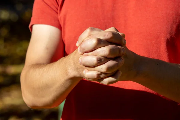 Человек Сложил Руки Помолился Богу Попросил Помощи — стоковое фото