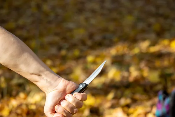 一个好斗的人手里拿着一把刀 很危险 — 图库照片