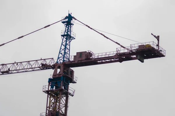 Geel Metalen Bouwkraan Een Achtergrond Van Blauwe Lucht — Stockfoto