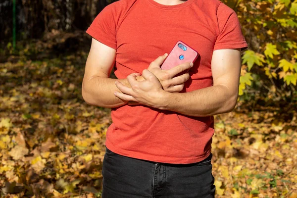 Homme Tient Téléphone Portable Attend Appel — Photo