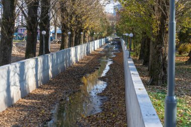Parkta su ve kanalizasyon için beton kanal