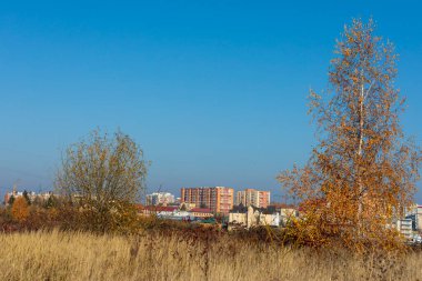 Şehrin yerleşim bölgesindeki çok katlı bir bina.