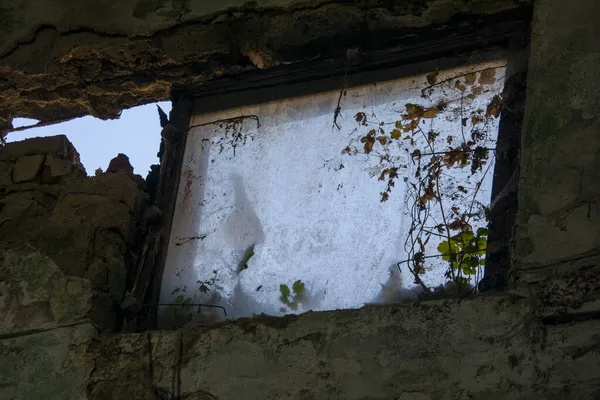 Ένα Παλιό Σπασμένο Παράθυρο Έκτακτης Ανάγκης Ένα Εγκαταλελειμμένο Σπίτι — Φωτογραφία Αρχείου