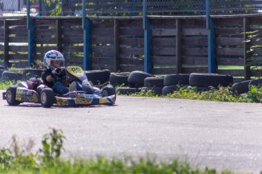 Çocuk parkta karting yapmaya gider. Karting spor müsabakaları