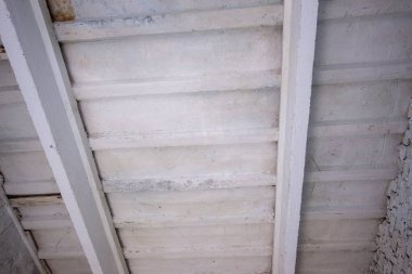 Terk edilmiş bir evde eski beton tavan.