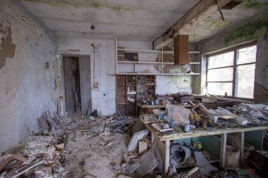 Eski acil durum terk edilmiş tuğla bina