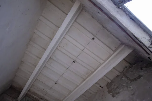 废弃房屋中的旧混凝土天花板 — 图库照片