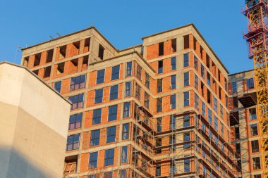 Uzun sarı tuğlalı ev ve pencereli cephe