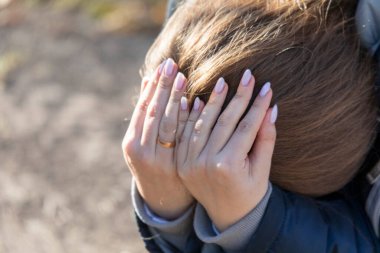 Kadın başını tuttu ve umutsuzluğa kapıldı ve şok oldu.