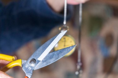 Antika bir cep saati tutan bir adam. Zaman geçirmenin sembolü.