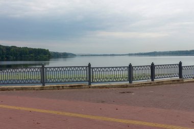 Ekim ayında sonbahar parkındaki gölde su.