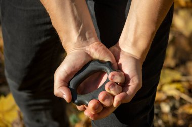 Spor genişleticisi bir adamın elinde.