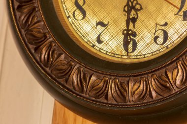 Odadaki eski Sovyet mekanik saatinin kadranı.