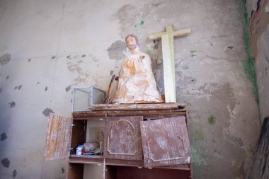 Eski acil durum terk edilmiş tuğla bina