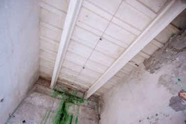Terk edilmiş bir evde eski beton tavan.