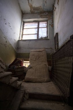 Eski acil durum terk edilmiş tuğla bina