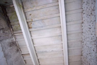 Terk edilmiş bir evde eski beton tavan.