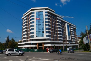 Şehirdeki büyük ve yüksek konutlar.