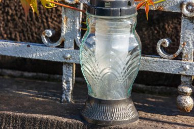 Sonbaharda mezarlıkta bir lamba.