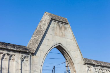 Hıristiyan mezarlığındaki eski mezarlık kapısı.