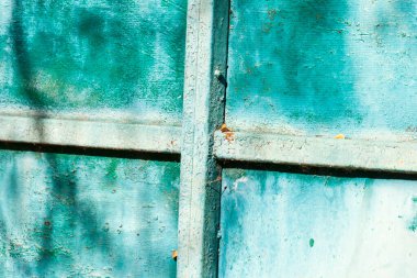 Çadırın duvarı metal plakalar ve plakalardan yapılmıştır.