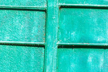 Çadırın duvarı metal plakalar ve plakalardan yapılmıştır.