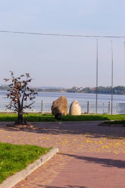 Parkta sonbahar gezintisi güneşli havada