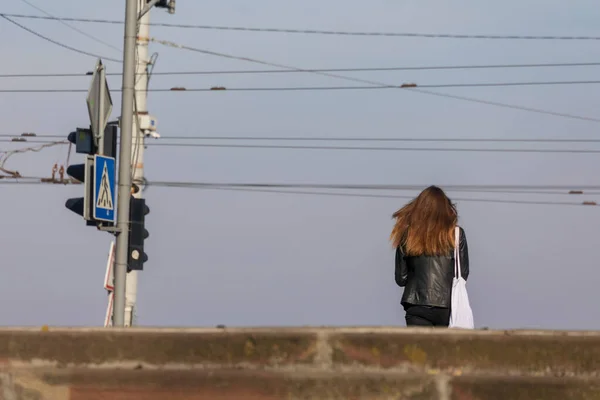 Ein Mädchen Mit Langen Haaren Steht Einer Ampel Neben Einem — Stockfoto