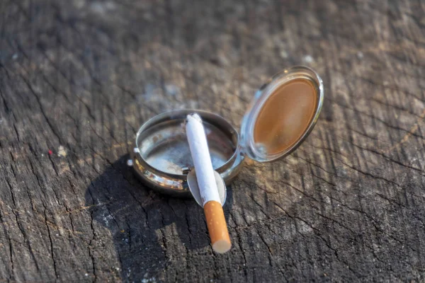 Sigara Kültablasında Yatıyor — Stok fotoğraf
