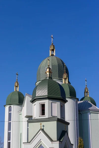 一个顶部有十字架的基督教教堂的屋顶 — 图库照片