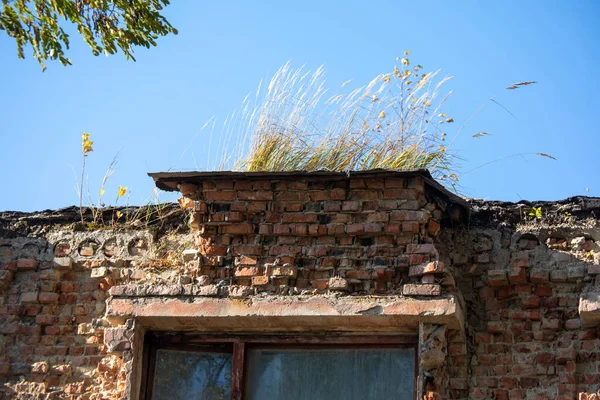 Eski acil durum terk edilmiş tuğla bina