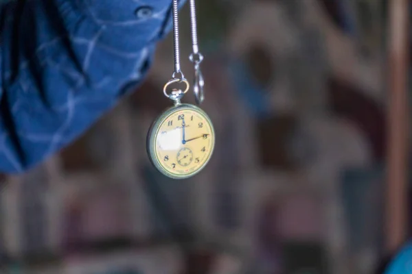 Hombre Sostiene Reloj Bolsillo Antiguo Símbolo Del Paso Del Tiempo —  Fotos de Stock
