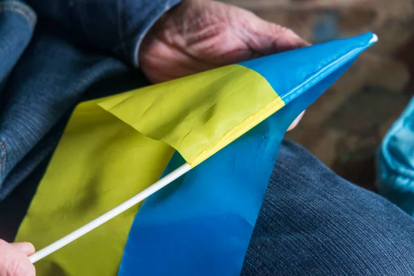 Homme Tient Dans Main Petit Drapeau Bleu Jaune Ukraine — Photo