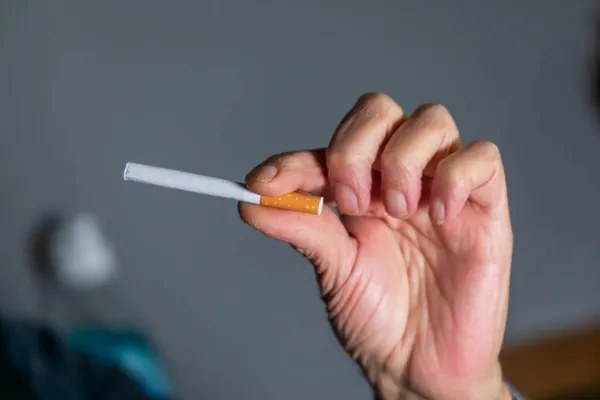 Férfi Egy Cigarettát Tart Kezében Meg Fogja Gyújtani Rossz Szokás — Stock Fotó