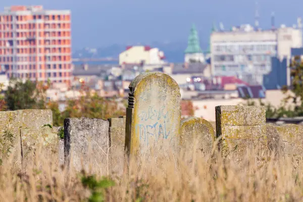 Pietre Tombali Ebraiche Nel Cimitero Sullo Sfondo Condomini Città — Foto Stock