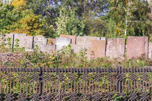 Joodse Grafstenen Begraafplaats Achtergrond Van Flatgebouwen Stad — Stockfoto