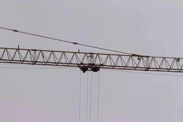 Geel Metalen Bouwkraan Een Achtergrond Van Blauwe Lucht — Stockfoto