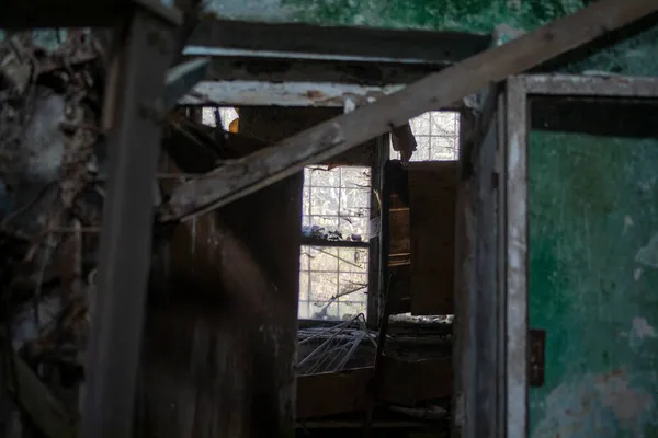 Ένα Παλιό Σπασμένο Παράθυρο Έκτακτης Ανάγκης Ένα Εγκαταλελειμμένο Σπίτι — Φωτογραφία Αρχείου
