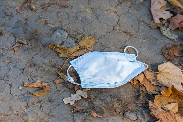 Enfeksiyonlara karşı mavi koruyucu maske yerde yatıyor.