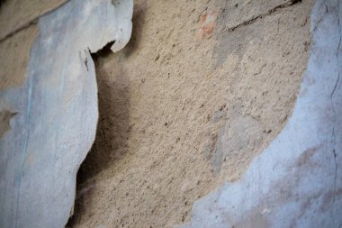 Eski bir duvarın dokusu ve terk edilmiş bir evde kumtaşı.