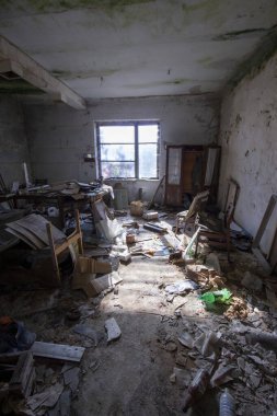 Eski acil durum terk edilmiş tuğla bina