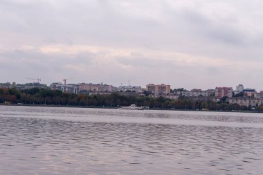 Ekim ayında sonbahar parkındaki gölde su.
