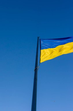 Parktaki bayrak direğinde Ukrayna 'nın mavi ve sarı bayrağı