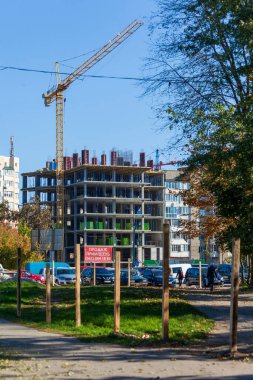 Şehirdeki bir yerleşim yerinin ön cephesi.