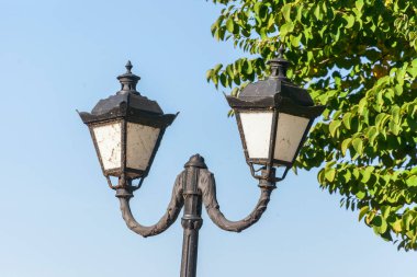 Parktaki fener mavi gökyüzünün arka planında