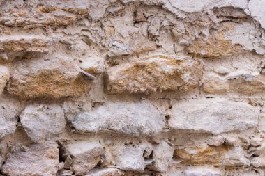 Kilise çan kulesinin duvarları sarı taştan yapılmıştır.